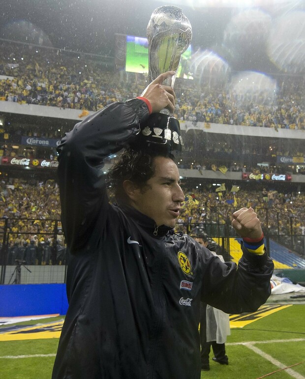 Efraín Juárez con el trofeo de campeón con América. (Foto: Mexsport)