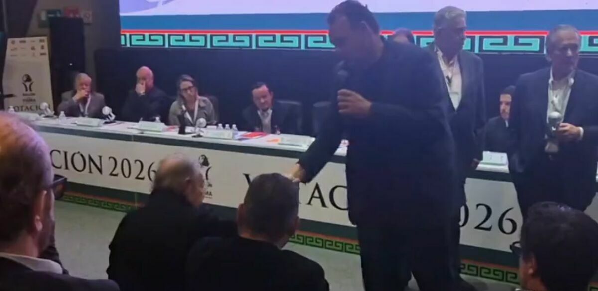 Faitelson le dio la mano a José Ramón. (Foto: captura de pantalla)
