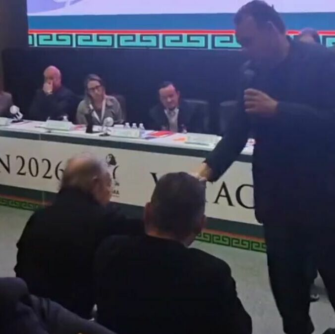 Faitelson le dio la mano a José Ramón. (Foto: captura de pantalla)