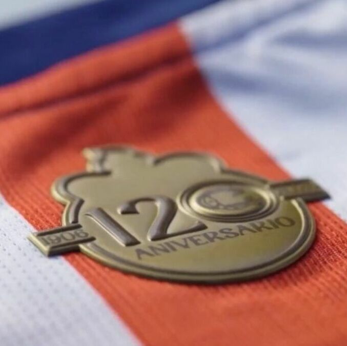 Así luce el jersey de 120 Aniversario de las Chivas (Fotografía: Captura de pantalla)