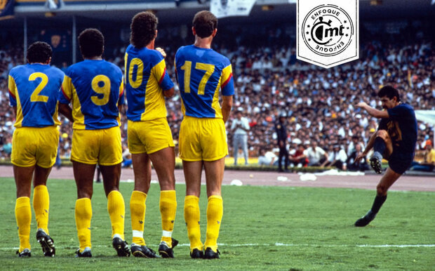 Ricardo Ferretti ejecutando el tiro libre que hoy se conoce como Tucazo frente al América. (Mexsport)