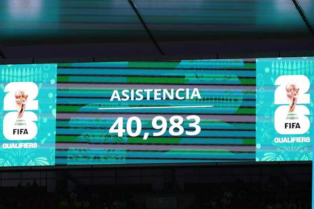 La afición jalisciense hizo una gran entrada en el Estadio Guadalajara (Fotografía: Imago 7)