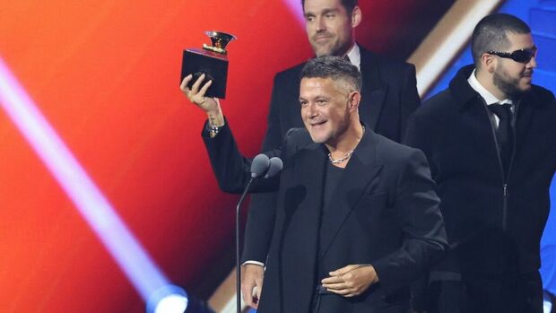 Alejandro Sanz sorprendió en la ceremonia. (Foto: EFE)
