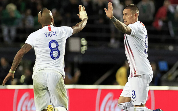 Arturo Vidal y Nico Castillo en el partido contra México de marzo pasado. (Mexsport)