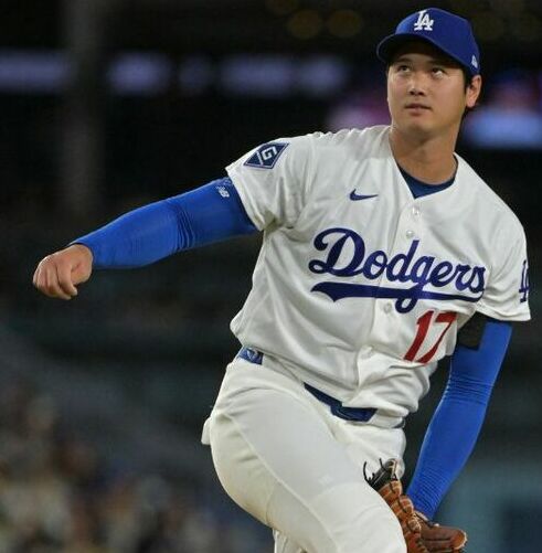 Fernando Valenzuela y Shohei Ohtani (@Dodgers y Reuters)