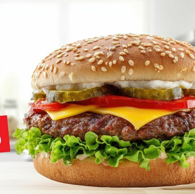 Este es el horario de promoción de Carl's Jr. con hamburguesas GRATIS por el Día del Niño 2026. (Canva).