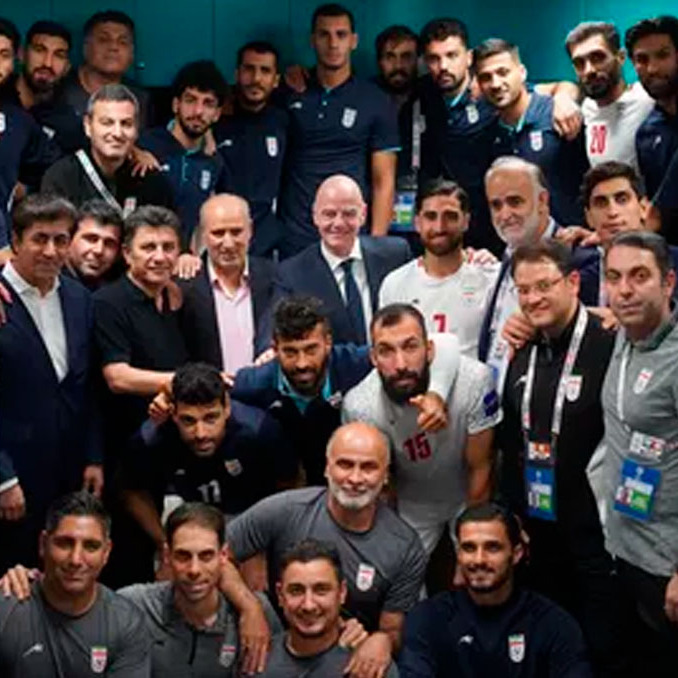 Infantino (centro) garantizó la presencia de Irán en el Mundial. (Foto: @teammellifootball)