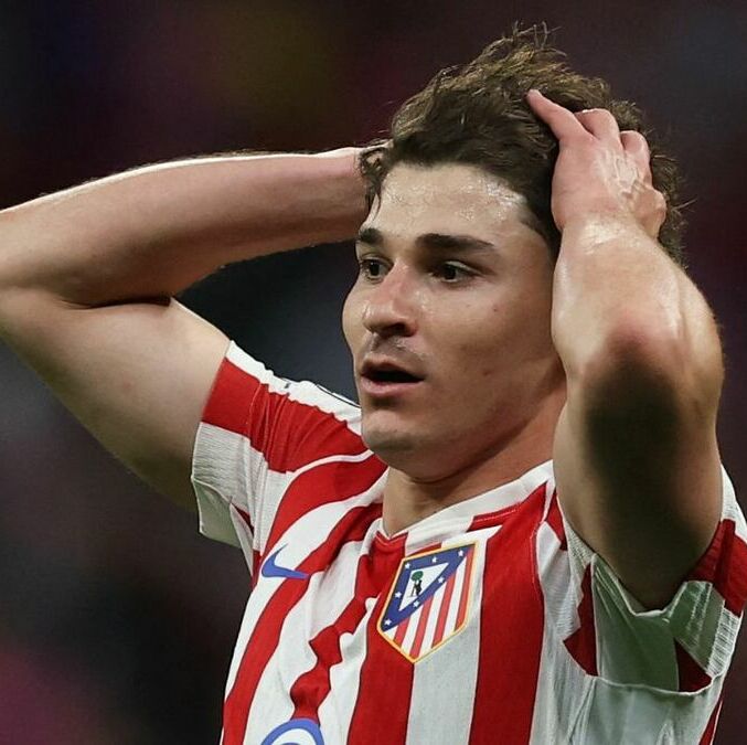 Julián Álvarez no pudo terminar el juego ante el Arsenal (Reuters)