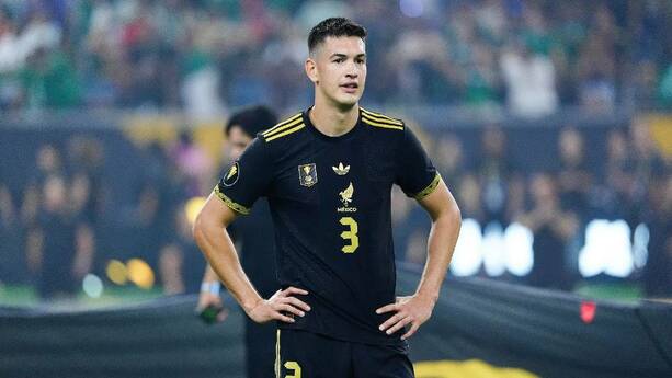 César Montes podrá jugar ante Korea / Imago7