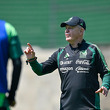 Los dueños del balón están molestos con el Vasco Aguirre. (Foto: Imago7)