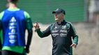 Los dueños del balón están molestos con el Vasco Aguirre. (Foto: Imago7)