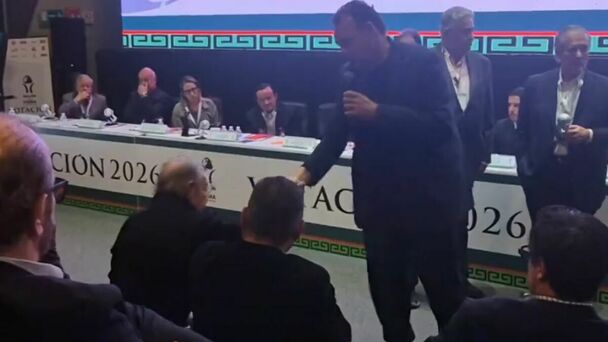 Faitelson le dio la mano a José Ramón. (Foto: captura de pantalla)