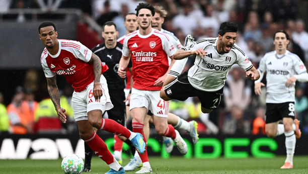Raúl Jiménez tuvo un mal día ante Arsenal. (Foto: Reuters)