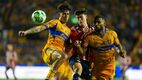 Tigres y Chivas en duelo en abril pasado (Imago7)