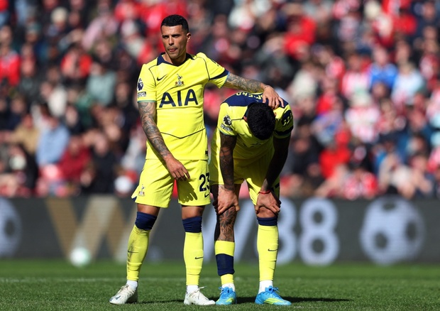 Jugadores de Tottenham se lamentan tras nueva derrota (Reuters)