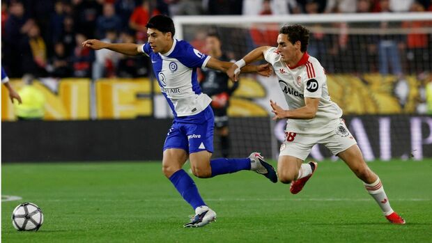 Obed Vargas ante el Sevilla (Reuters)