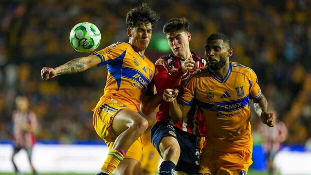 Tigres y Chivas en duelo en abril pasado (Imago7)