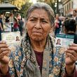 ¿Se pueden tener ambas? Esto pasa si un adulto mayor tiene INAPAM y Tarjeta Dorada. (Google Gemini).