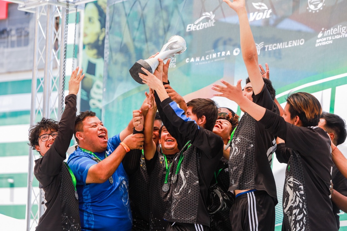 Levantando el trofeo de la Copa Peñoles. (Foto: Santos)