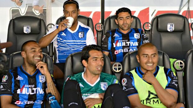 Dinho a veces se quedaba en la banca. (Foto: Mexsport)