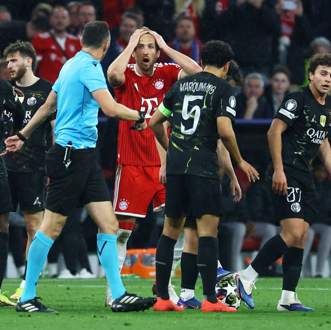 Jugadores del Bayern reclaman al árbitro João Pinheiro. (Foto: Reuters)