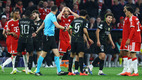 Jugadores del Bayern reclaman al árbitro João Pinheiro. (Foto: Reuters)
