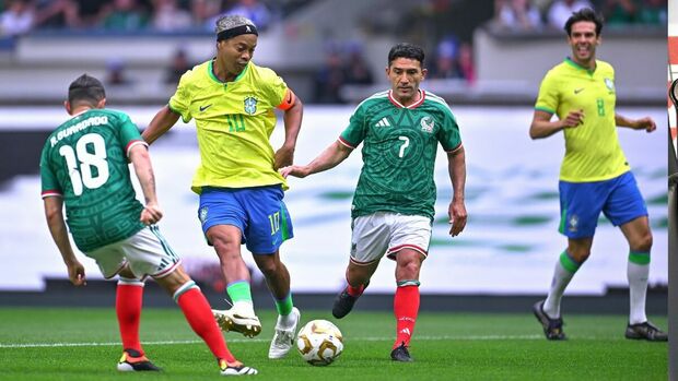 Sinha se reencontró con Dinho en el partido de leyendas. (Foto: Mexsport)