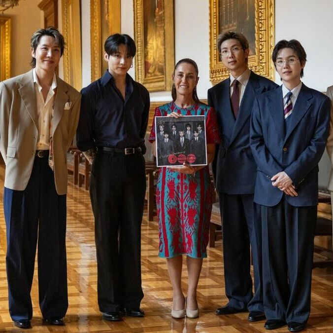 Así fue la visita de BTS al Zócaio de la CDMX junto a Claudia Sheinbaum. (@Claudiashein | X).