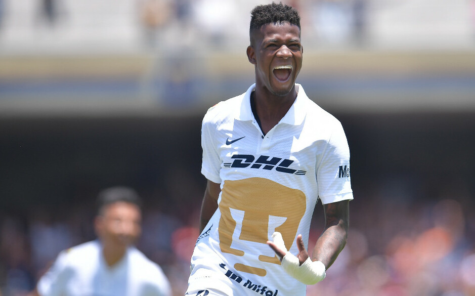 Washington Corozo festeja gol con Pumas. (FOTO: Mexsport)