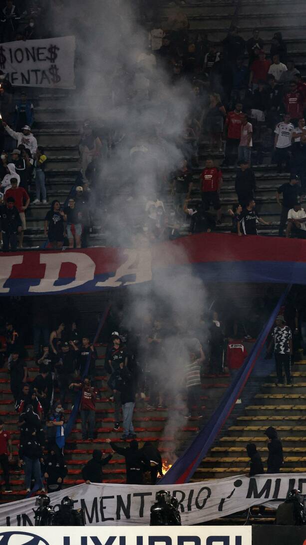 Aficionados de Independiente generaron problemas en el estadio (Reuters)