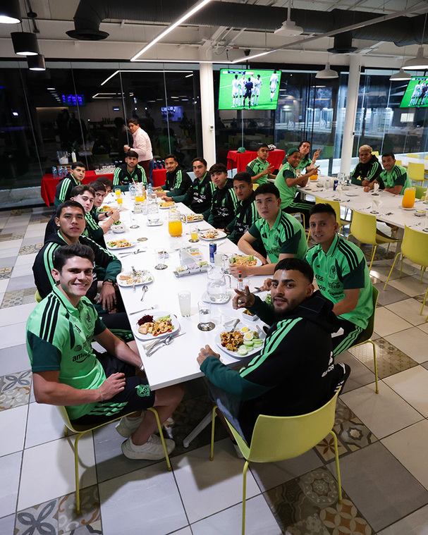 El primer grupo del Tricolor que reportó en el CAR. (Foto: X @miselecciónmx)