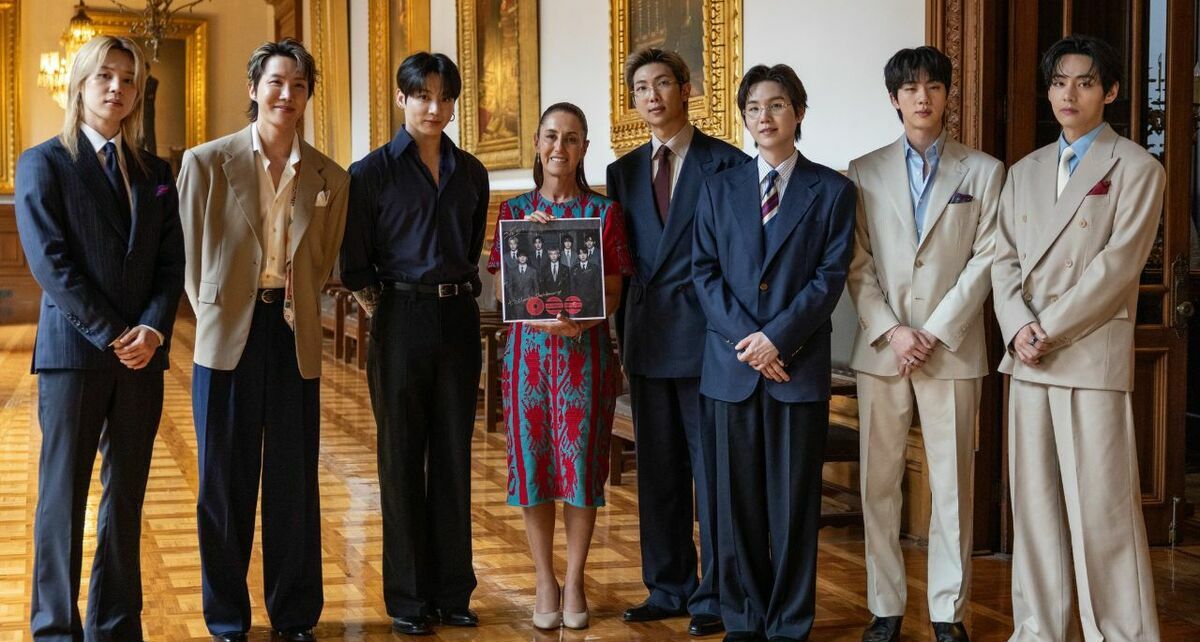 Así fue la visita de BTS al Zócaio de la CDMX junto a Claudia Sheinbaum. (@Claudiashein | X).