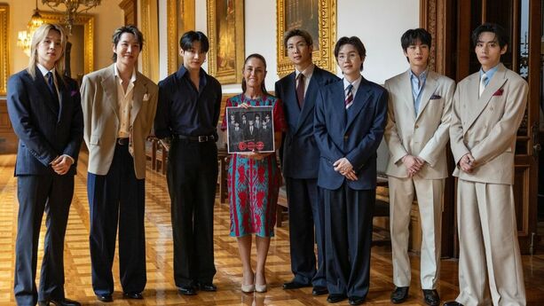 Así fue la visita de BTS al Zócaio de la CDMX junto a Claudia Sheinbaum. (@Claudiashein | X).