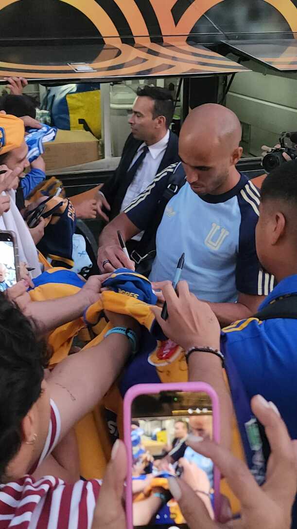 Guido Pizarro atendió a los aficionados de Tigres en su llegada a Guadalajara (Fotografía: Roberto Flores)