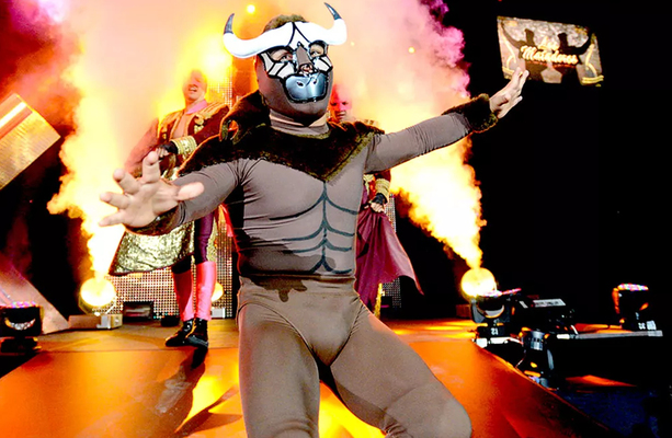 El Torito: Conocido como Mascarita Dorada en Méxic, acompañó a los Matadores; además rapó a Hornswoggle