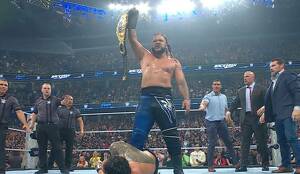 Roman Reigns retuvo el Campeonato, pero Jaco Fatu lo destrozó al final (captura WWE)