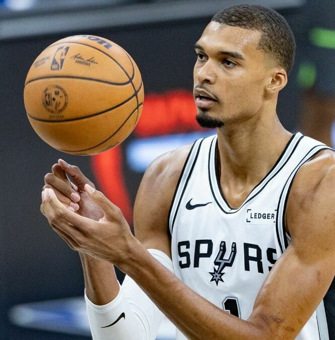 Victor Wembanyama lideró a los Spurs (EFE)