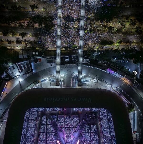 ARMY toma Churubusco para escuchar música de BTS afuera del Estadio GNP| Foto: Reuters y ARIRANG WORLD TOUR