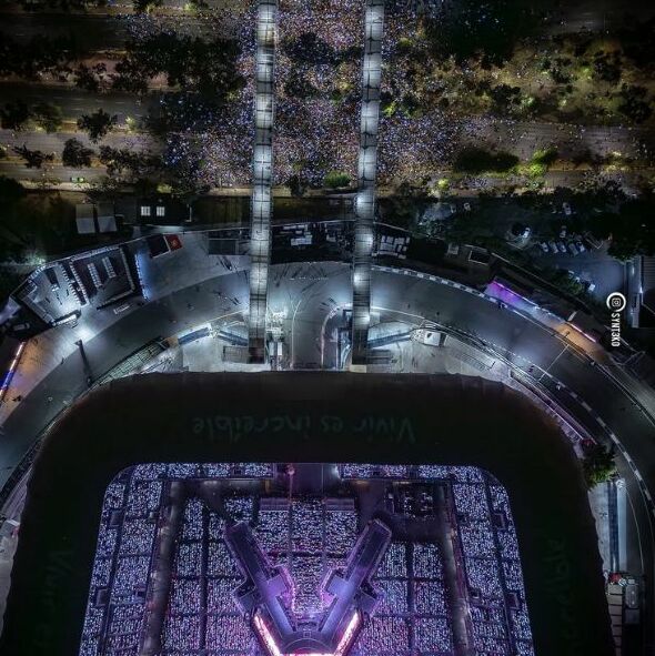 ARMY toma Churubusco para escuchar música de BTS afuera del Estadio GNP| Foto: Reuters y ARIRANG WORLD TOUR