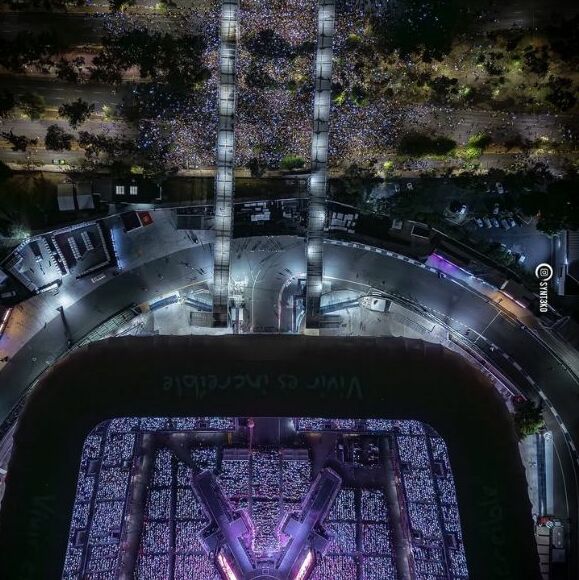 ARMY toma Churubusco para escuchar música de BTS afuera del Estadio GNP| Foto: Reuters y ARIRANG WORLD TOUR