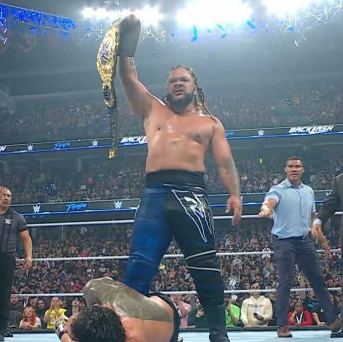 Roman Reigns retuvo el Campeonato, pero Jaco Fatu lo destrozó al final (captura WWE)