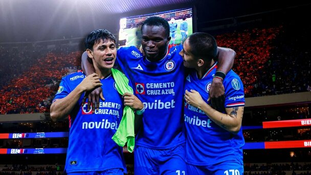 Cruz Azul jugará de local en el Banorte ante Chivas las Semis del CL2026 (Reuters | Facebook @CruzAzul)