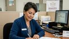 Mujeres podrán retirarse antes de los 60 años con estos requisitos del ISSSTE. (Gemini IA).