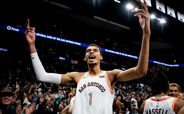 El festejo fue en grande tras volver a ganar luego de 18 derrotas (@spurs)