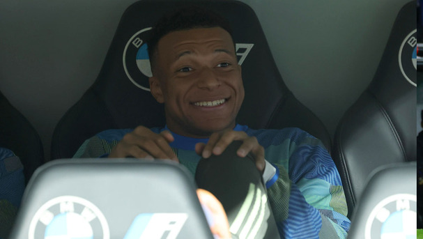 Mbappe apareció sonriente en el banquillo del Real Madrid. (Foto: EFE)
