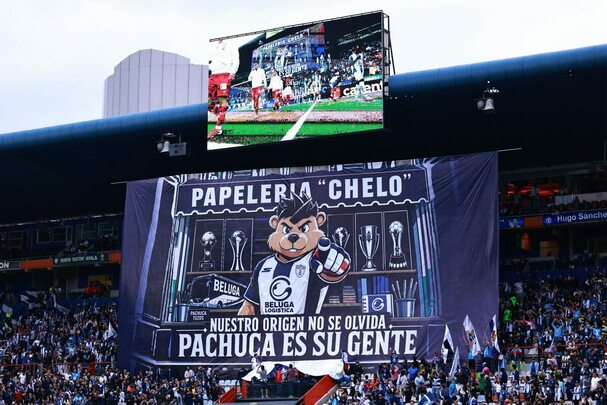 Pachuca y su tifo sobre la Papelería Chelo (Mexsport)