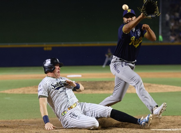 Sultanes derrotó nuevamente a los Rieleros (Roberto Alanís)