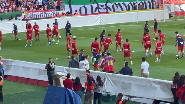 Chivas abrió su entrenamiento y la afición respondió (Fotografía: Juan Manuel Figueroa)