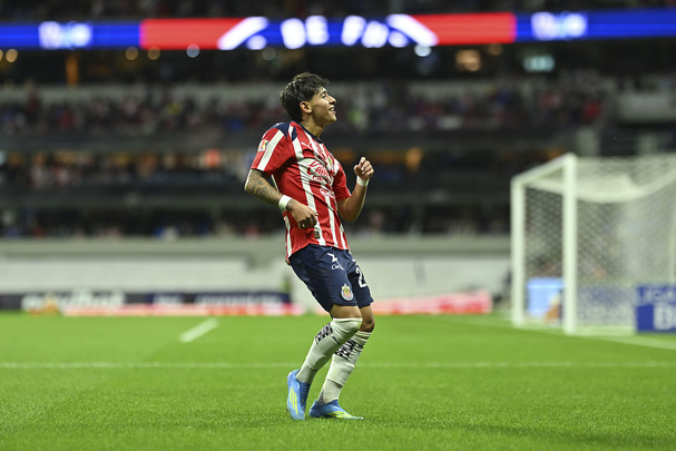 Santi Sandoval celebra su anotación con las Chivas (Fotografía: Imago 7)