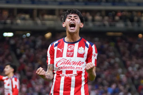 Santiago Sandoval clasificó a las Chivas con un doblete (Fotografía: Imago 7)